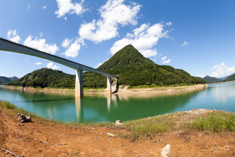 男神山と男神橋を宝仙湖対岸から