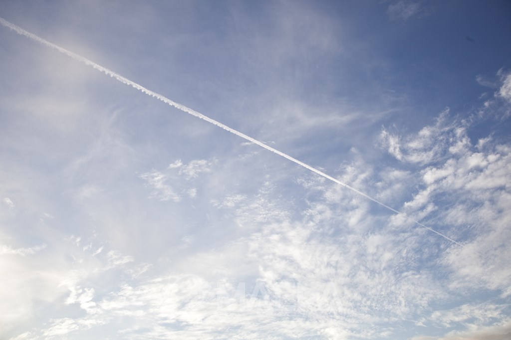 壁紙 飛行機雲の写真 秋田県秋田市 前田デザイン事務所 前田写真事務所 日本の風景 写真集 観光写真 エディトリアル素材をお探しならこちら