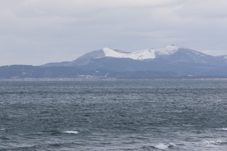 冬の日本海と男鹿半島・寒風山