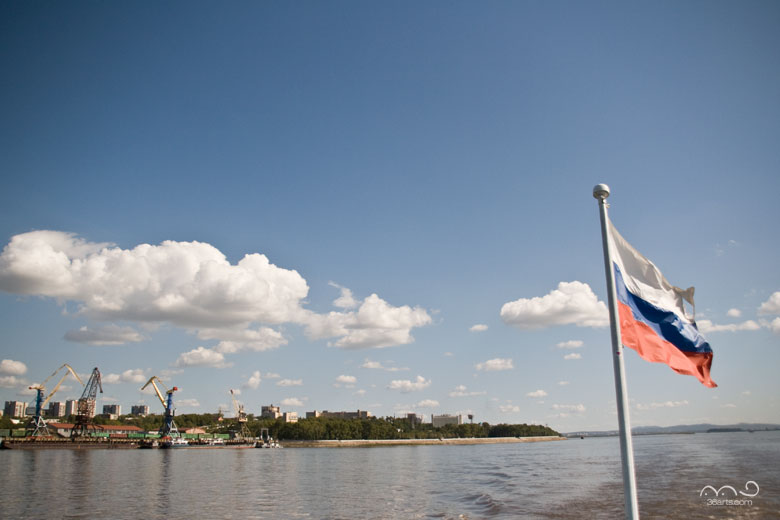 （海外の風景）アムール川とロシア国旗