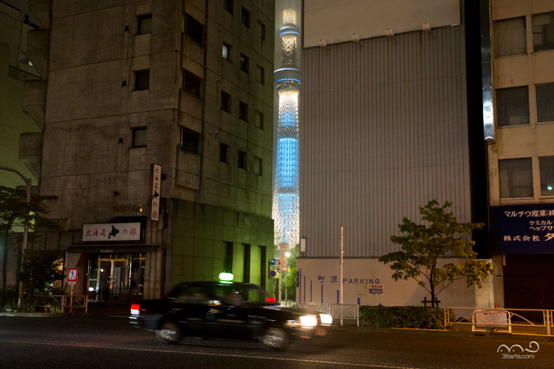 ビルの隙間の東京スカイツリー