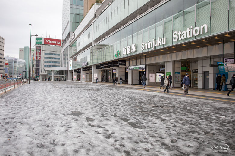 雪のJR新宿駅