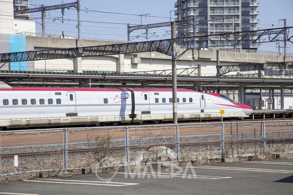 盛岡駅在来線ホームで発着する秋田新幹線