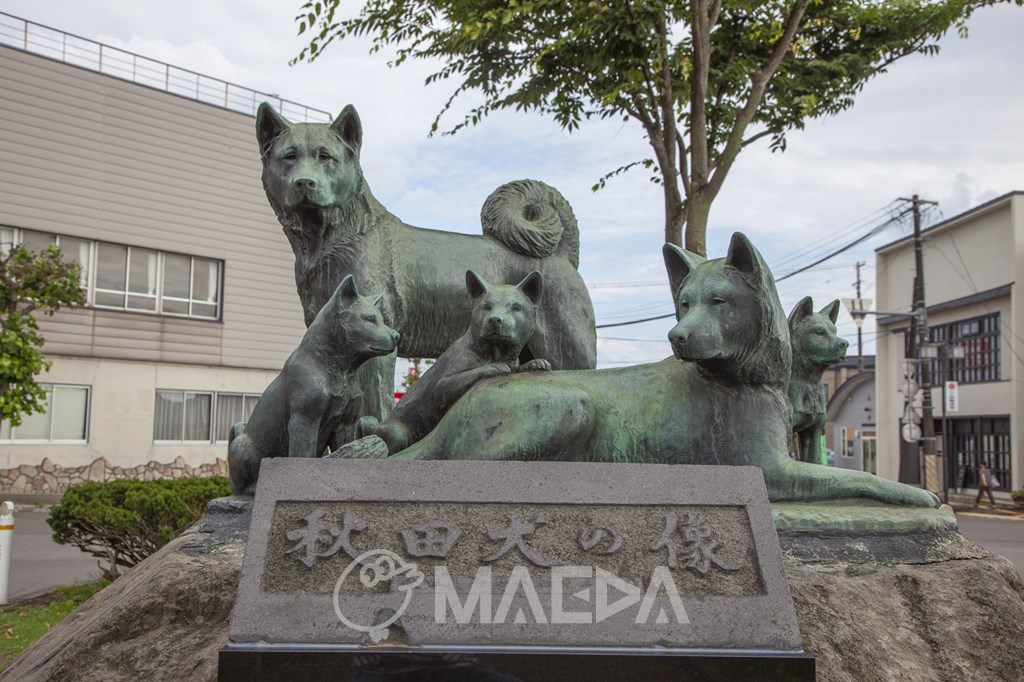 秋田犬の像