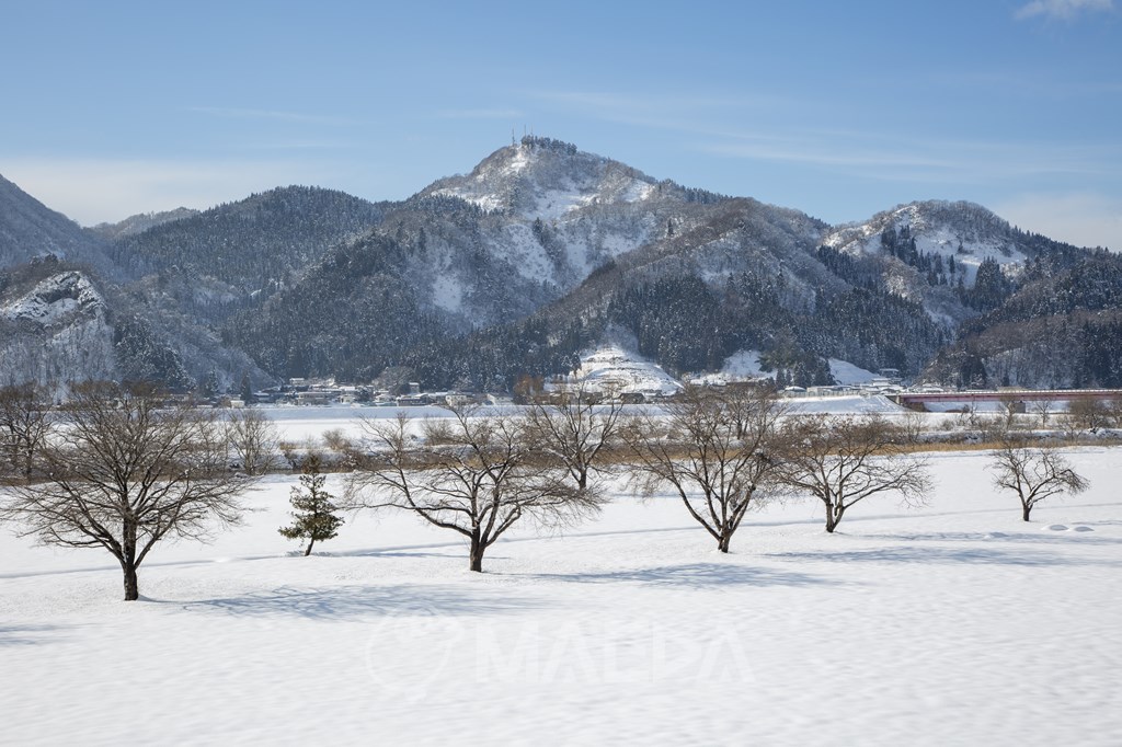 冬の大平山と雄物川河川敷